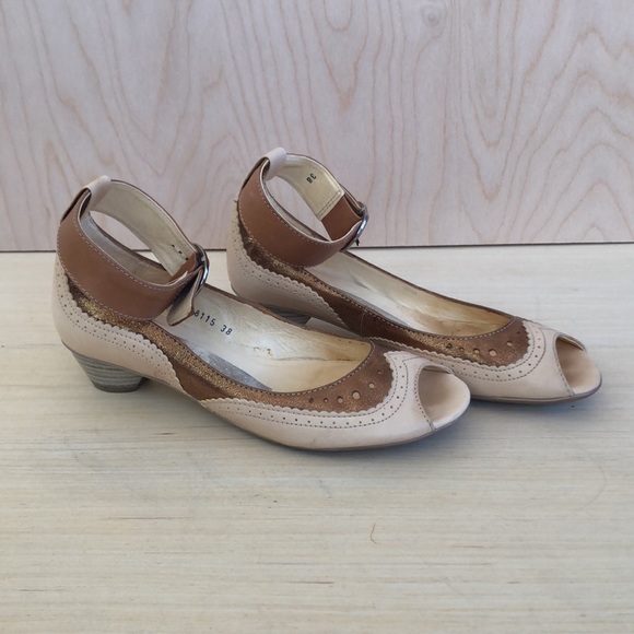 “Hispanitas” Leather open toe sandals. US7.5/EU38 - Picture 2 of 9